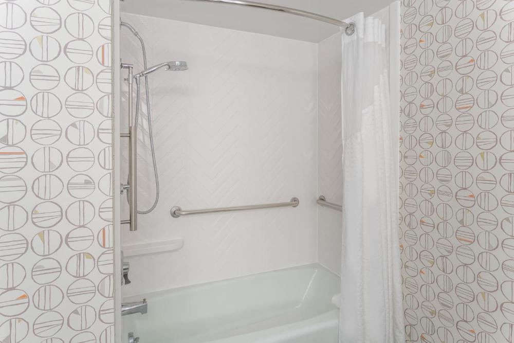 Standard King Room with Accessible Tub - Mobility Access interior